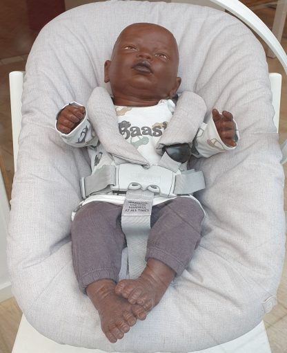 P03r Levensechte Babypop Newborn Jongen donker met romper 52 cm - Afbeelding 12
