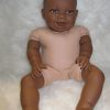 AD3l8 Levensechte Babypop soft body pop Naomi donker met kleding 53 cm - Afbeelding 7