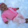 AD3b Levensechte Babypop soft body pop Naomi donker met kleding 53 cm - Afbeelding 10