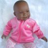 AD3b Levensechte Babypop soft body pop Naomi donker met kleding 53 cm - Afbeelding 3