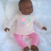 AD3l8 Levensechte Babypop soft body pop Naomi donker met kleding 53 cm - Afbeelding 3