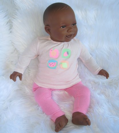 AD3l8 Levensechte Babypop soft body pop Naomi donker met kleding 53 cm - Afbeelding 3