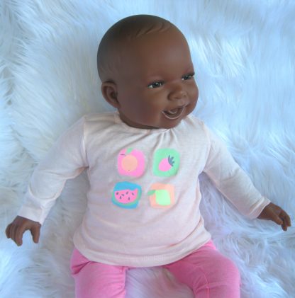AD3l8 Levensechte Babypop soft body pop Naomi donker met kleding 53 cm - Afbeelding 6