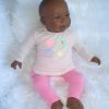 AD3l8 Levensechte Babypop soft body pop Naomi donker met kleding 53 cm - Afbeelding 4