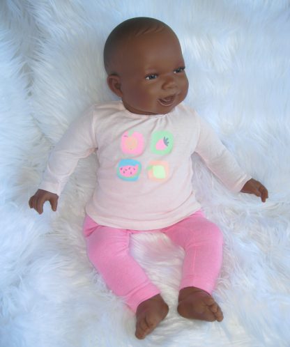 AD3l8 Levensechte Babypop soft body pop Naomi donker met kleding 53 cm - Afbeelding 4