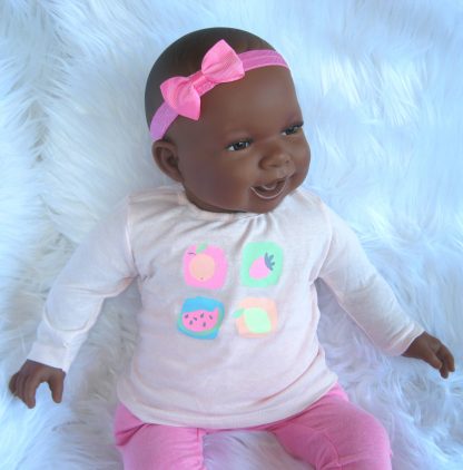 AD3l8 Levensechte Babypop soft body pop Naomi donker met kleding 53 cm