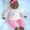 AD3l8 Levensechte Babypop soft body pop Naomi donker met kleding 53 cm - Afbeelding 2