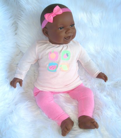 AD3l8 Levensechte Babypop soft body pop Naomi donker met kleding 53 cm - Afbeelding 2