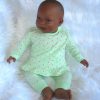 AD3l7 Levensechte Babypop soft body pop Naomi donker met kleding 53 cm - Afbeelding 4