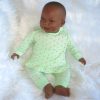 AD3l7 Levensechte Babypop soft body pop Naomi donker met kleding 53 cm - Afbeelding 11
