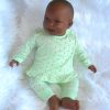 AD3l7 Levensechte Babypop soft body pop Naomi donker met kleding 53 cm - Afbeelding 5