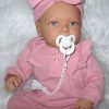 AD8m Levensechte Babypop Lily softbody met wafelpakje met hoofdband roze en speen 52 cm - Afbeelding 5