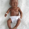 P08a Levensechte Babypop Newborn Jongen donker slapend met kleding 52 cm - Afbeelding 12