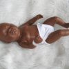 P08a Levensechte Babypop Newborn Jongen donker slapend met kleding 52 cm - Afbeelding 13