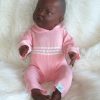 P03k Levensechte Babypopen Set van 2 poppen 1 Meisje en 1 Slapend Jongetje in kleding 52 cm - Afbeelding 16