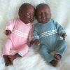 P03k Levensechte Babypopen Set van 2 poppen 1 Meisje en 1 Slapend Jongetje in kleding 52 cm - Afbeelding 4