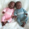 P03k Levensechte Babypopen Set van 2 poppen 1 Meisje en 1 Slapend Jongetje in kleding 52 cm - Afbeelding 2
