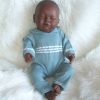 P08a Levensechte Babypop Newborn Jongen donker slapend met kleding 52 cm - Afbeelding 9