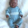 P08a Levensechte Babypop Newborn Jongen donker slapend met kleding 52 cm - Afbeelding 6