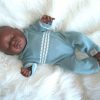 P08a Levensechte Babypop Newborn Jongen donker slapend met kleding 52 cm - Afbeelding 15