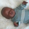 P08a Levensechte Babypop Newborn Jongen donker slapend met kleding 52 cm - Afbeelding 4
