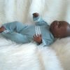 P08a Levensechte Babypop Newborn Jongen donker slapend met kleding 52 cm - Afbeelding 8