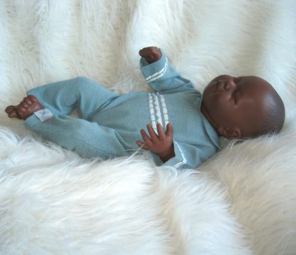 P08a Levensechte Babypop Newborn Jongen donker slapend met kleding 52 cm - Afbeelding 8