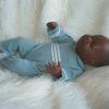 P08a Levensechte Babypop Newborn Jongen donker slapend met kleding 52 cm - Afbeelding 14