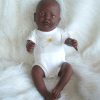 P03r Levensechte Babypop Newborn Jongen donker met romper 52 cm - Afbeelding 2
