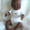 P03r Levensechte Babypop Newborn Jongen donker met romper 52 cm - Afbeelding 6