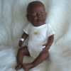 P03r Levensechte Babypop Newborn Jongen donker met romper 52 cm - Afbeelding 4