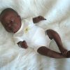 P03r Levensechte Babypop Newborn Jongen donker met romper 52 cm