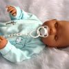 AD7d Levensechte Babypop soft body Lisa met slaapogen kleding en speen 52 cm - Afbeelding 15