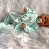 AD7d Levensechte Babypop soft body Lisa met slaapogen kleding en speen 52 cm - Afbeelding 23