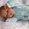 AD7d Levensechte Babypop soft body Lisa met slaapogen kleding en speen 52 cm - Afbeelding 8