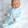 AD7d Levensechte Babypop soft body Lisa met slaapogen kleding en speen 52 cm - Afbeelding 11