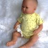 AD7g Levensechte Babypop soft body Lisa met slaapogen romper en speen 52 cm - Afbeelding 3