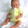AD7g Levensechte Babypop soft body Lisa met slaapogen romper en speen 52 cm