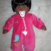SB36b Berbesa soft body pop donker met lang zwart haar met kleding en speen 62 cm - Afbeelding 3