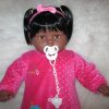 SB36b Berbesa soft body pop donker met lang zwart haar met kleding en speen 62 cm - Afbeelding 2