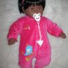 SB36b Berbesa soft body pop donker met lang zwart haar met kleding en speen 62 cm - Afbeelding 5