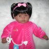 SB36b Berbesa soft body pop donker met lang zwart haar met kleding en speen 62 cm - Afbeelding 6