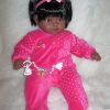 SB36b Berbesa soft body pop donker met lang zwart haar met kleding en speen 62 cm - Afbeelding 7