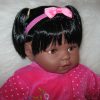 SB36b Berbesa soft body pop donker met lang zwart haar met kleding en speen 62 cm - Afbeelding 13