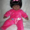 SB36b Berbesa soft body pop donker met lang zwart haar met kleding en speen 62 cm