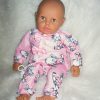 P13a Grote Babypop soft body getint  60 cm in roze kleding en speen - Afbeelding 9