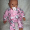 P13a Grote Babypop soft body getint  60 cm in roze kleding en speen - Afbeelding 14