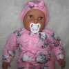 P13a Grote Babypop soft body getint  60 cm in roze kleding en speen - Afbeelding 25