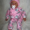 P13a Grote Babypop soft body getint  60 cm in roze kleding en speen - Afbeelding 8