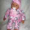 P13a Grote Babypop soft body getint  60 cm in roze kleding en speen - Afbeelding 5